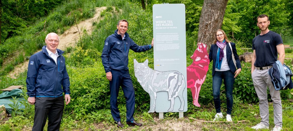 v.l. ecoplus Geschäftsführer Helmut Miernicki; Wirtschaftslandesrat Jochen Danninger; Vizerektorin Manuela Raith, Veterinärmedizinische Universität Wien; Aleksandar Orlic, Geschäftsführer Wolfsforschungszentrum GmbH, Foto: Imre Anta