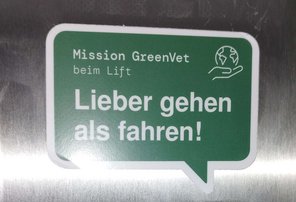 Gr&uuml;ner Sticker mit der Aufschrift "Lieber gehen als fahren"