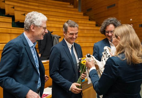 (v.l.n.r.) Vizerektor Otto Doblhoff-Dier, Florian Grebien, Peter M. Roth und Vizerektorin Manuela Raith