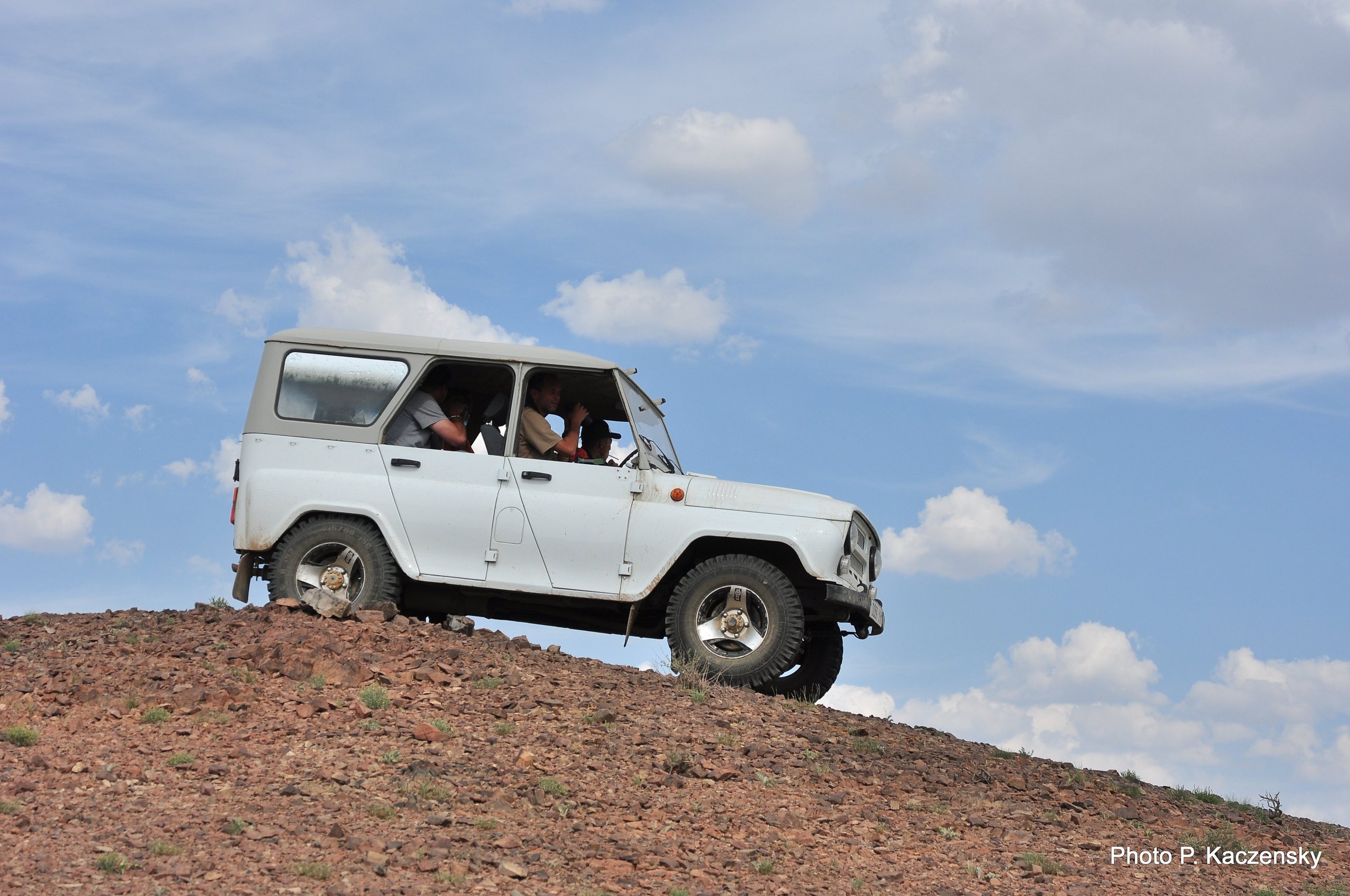 Foto zeigt Projektteam mit dem Jeep auf der Suche nach Eseln