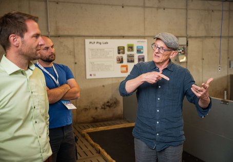 [Translate to English:] Johannes Baumgartner (Institut für Tierschutzwissenschaften und Tierhaltung/Vetmeduni, re.), Foto: Thomas Suchanek/Vetmeduni