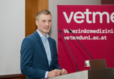 Benjamin Arnold (HVU) spricht beim Vernetzungstreffen "Südtirol trifft Wien".