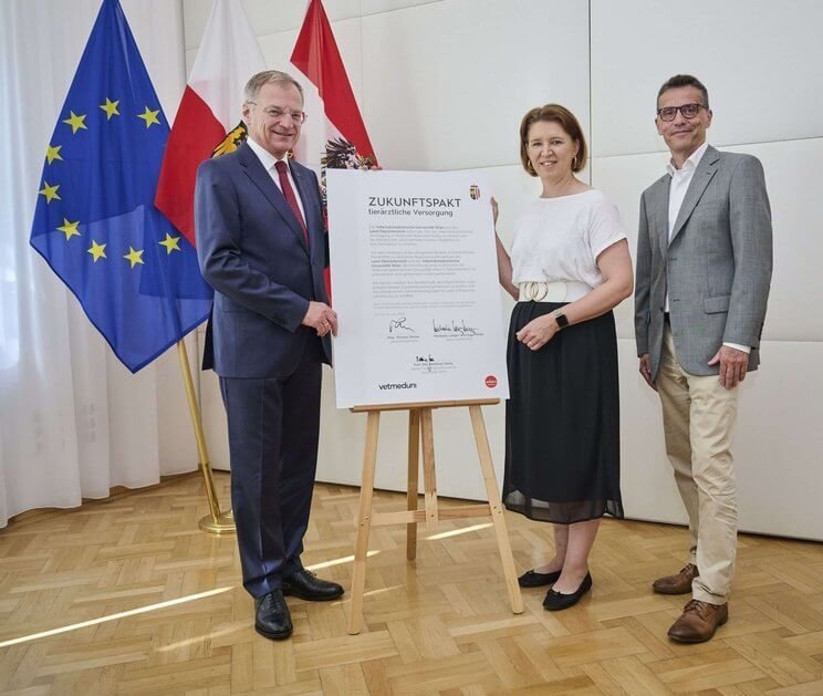 Governor Thomas Stelzer, Provincial Minister for Agriculture Michaela Langer-Weninger and Vetmeduni Rector Matthias Gauly
