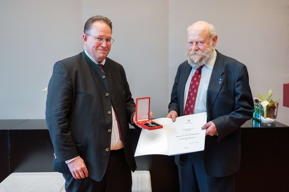 Sektionsleiter Ulrich Herzog des Bundesministeriums für Soziales, Gesundheit, Pflege und Konsumentenschutz mit Gottfried Brem bei der Übergabe des Großen Silbernen Ehrenzeichens.