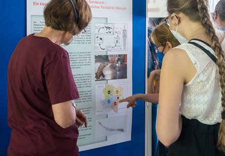 Besucherinnen der Fuchsbandwurmstation am TdoT 2022 (Foto K. Svadlenak/Vetmeduni)