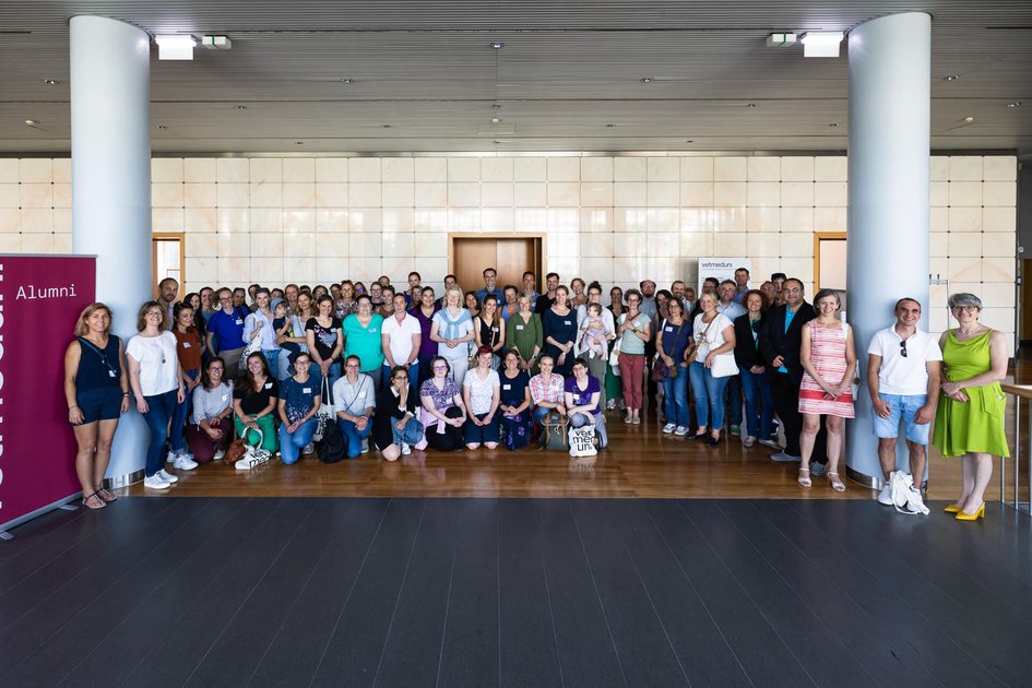 Die Teilnehmer:innen des ersten Alumni-Jahrgangstreffen. (Foto: Dominik Kiss/Vetmeduni)