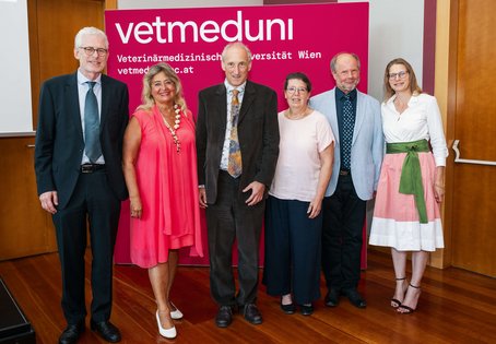 v.l.n.r.: Vizerektor Otto Doblhoff-Dier, Renate Edelhofer, Remigius Chizzola, Martina Patzl, Norbert Nowotny, Vizerektorin Manuela Raith; Foto: Thomas Suchanek/Vetmeduni