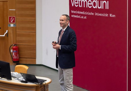 Lorenz Khol während seiner Vorlesung „Fokus Wiederkäuermedizin im Alpenraum in Forschung und Lehre".