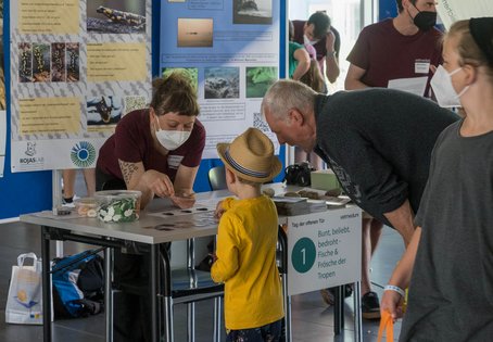 Besucher der Amphibienstation am Tag der offenen Tür 2022 (Foto K. Svadlenak)