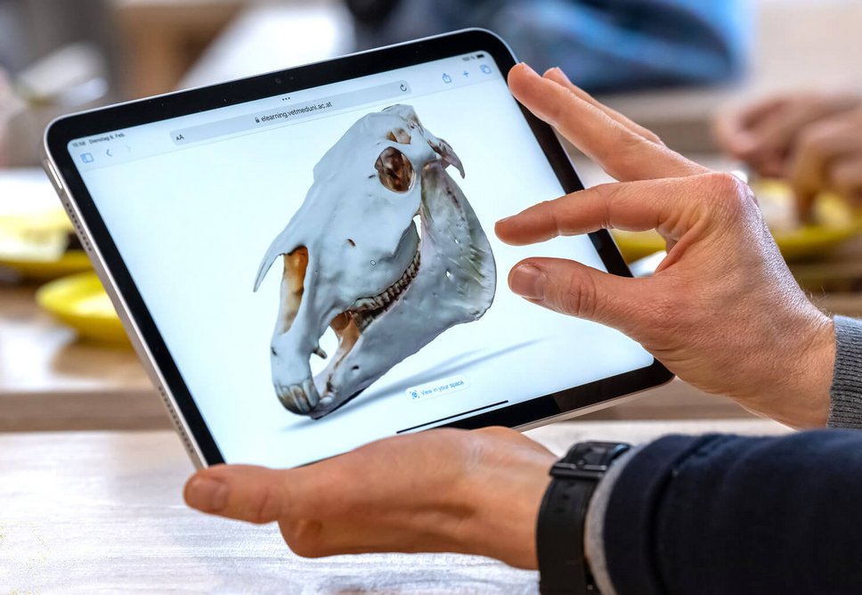 Tablet mit Lernunterlagen
