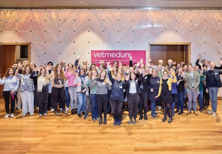 Beim jährlichen Alumni-Treffen im Festsaal wurden Erinnerungen aufgefrischt und Erfahrungen aus dem breiten beruflichen Spektrum von Absolvent:innen der Vetmeduni weitergegeben.