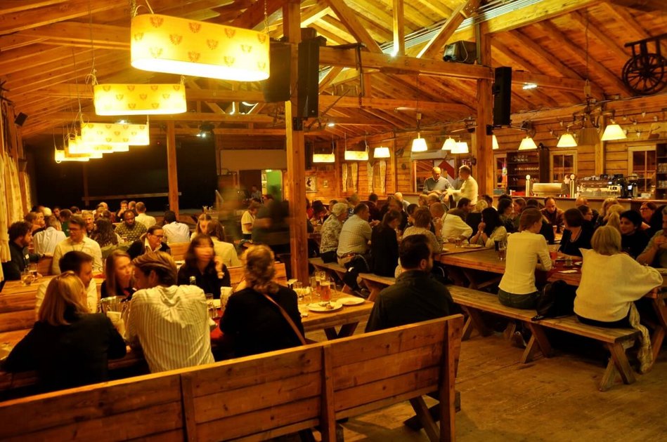 Konferenzteilnehmer beim Abendessen