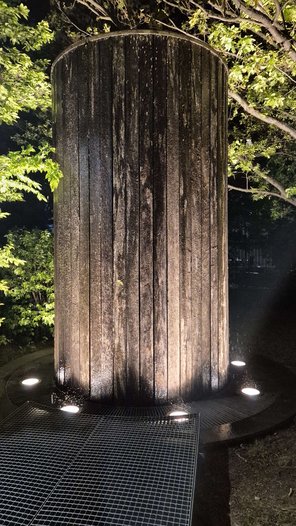 Beleuchteter Wasserturm in der Nacht