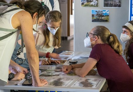 Besucher:innen an der WolfAlps Station am TdoT 2022 /Foto K. Svadlenak/Vetmeduni