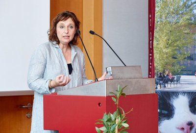 Historikerin Lisa Rettl am Redepult