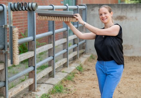 Au&szlig;enaufnahme Borbala Foris am Campus der Vetmeduni 