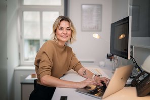 Svenja Springer im Büro