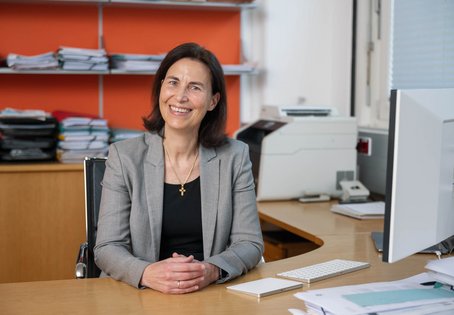 Monika Ehling-Schulz, Professorin und Leiterin des Instituts für Mikrobiologie der Vetmeduni, arbeitet am Milzbranderreger Bacillus anthracis im Rahmen des FFG-FORTE-Projekts Euro-Thrax.