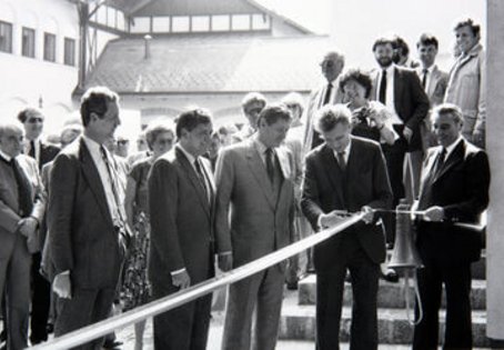 Historisches Bild in schwarz/wei&szlig;, Ernst Brandl bei Er&ouml;ffnung (Durchschneiden des Bandes) eines Forschungsgatters.