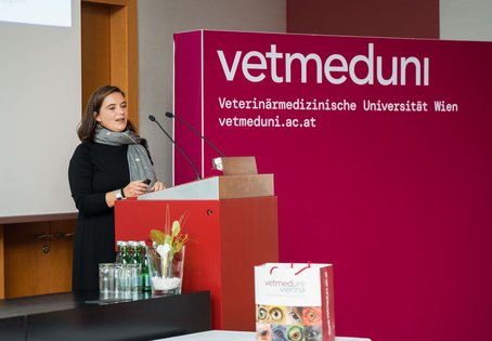 Anna Sophie Ramsauer bei der Präsentation ihrer wissenschaftlichen Arbeit. Foto: Thomas Suchanek/Vetmeduni