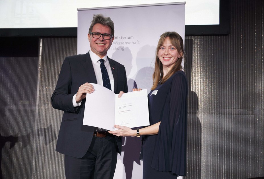 Bundesminister Martin Polaschek und Victoria Drauch. Foto: MBWF/ elephant and porcelain GmbH/ Gerald Mayer-Rohrmoser Award of Excellence für Victoria Drauch