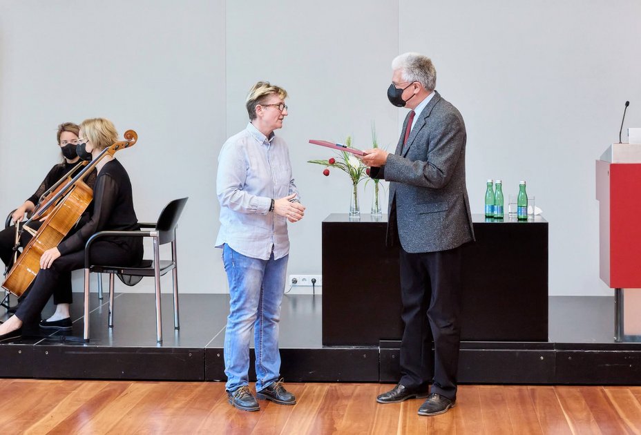 Sabine Hammer überreichte Gerhard Loupal die Auszeichnung. Foto: E. Hammerschmid/Vetmeduni Vienna