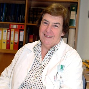 Porträt von Elisabeth Mayrhofer in ihrem Büro an der Vetmeduni am Tisch sitzend