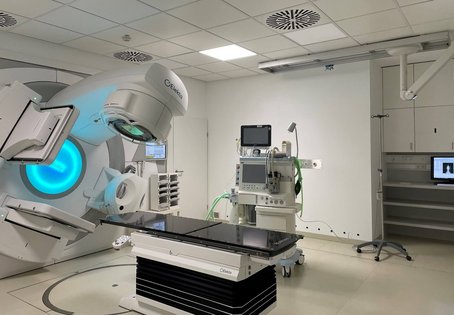 Neuer hochmoderner Elekta InfinityTM Linearbeschleuniger für die Strahlentherapie der vierbeinigen Patienten. Foto: Vetmeduni