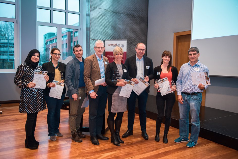 Die PreisträgerInnen der Internen Wissenschaftspreise 2019 mit Otto Doblhoff-Dier, Vizerektor für Forschung und internationale Beziehungen (4.v.li.). Foto © T. Suchanek/Vetmeduni Vienna