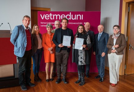 v.l.: Vizerektor Jürgen Rehage, Vizerektorin Manuela Raith, Rektorin Petra Winter, Vizerektor Otto Doblhoff-Dier, Patrick Mester, Anna S. Ramsauer, Martin Wagner, Christian Redl und Jessika Cavalleri. Foto: Thomas Suchanek/Vetmeduni