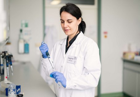Assistenzprofessorin Dagmar Gotthardt im Labor