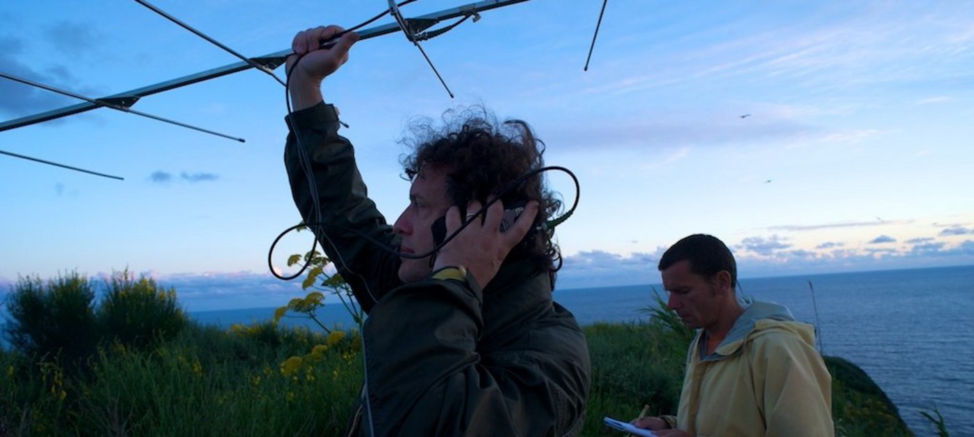 Leonida Fusani im Feld mit Telemetrie-Antenne