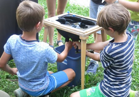 Kinder bei Melksimulator