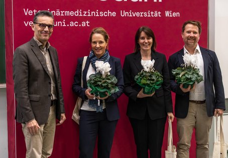 Rektor Matthias Gauly mit Lea Liehmann, Jennifer Kirwan und Tobias Käser. Foto: Dominik Kiss/Vetmeduni