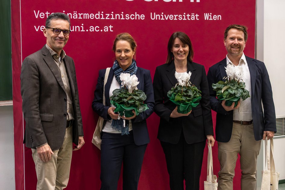 Rektor Matthias Gauly mit Lea Liehmann, Jennifer Kirwan und Tobias Käser. Foto: Dominik Kiss/Vetmeduni