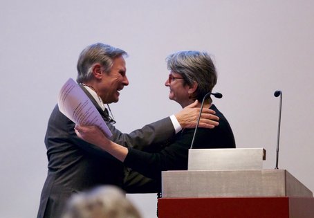 Rektorin Petra Winter gratuliert Yves Moens, Leiter der Tierpflegeschule, zum 40-Jahr Jubiläum. Foto @ Irene Mandl
