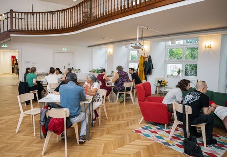 Am 23. Juni kamen die Bezirksbewohner:innen dann im Wienzimmer im Karl-Seitz-Hof in Floridsdorf zusammen und diskutierten mit Wissenschafter:innen aus der Nachbarschaft über gemeinsame und gegensätzliche Fragen sowie Annahmen über Wissenschaft. 