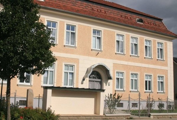 Blick auf das Gebäude der Außenstelle Seebarn