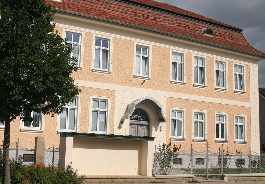 Blick von außen auf das gebäude der Außenstelle Seeabrn