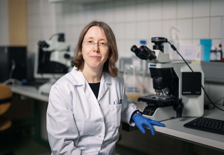 Gema Alama-Bermejo, Assistenzprofessorin am Klinischen Zentrum für Populationsmedizin bei Fisch, Schwein und Geflügel, untersucht Myxozoa – quallenartige Parasiten, die Fische sowohl in freier Wildbahn als auch in Aquakulturen befallen.
