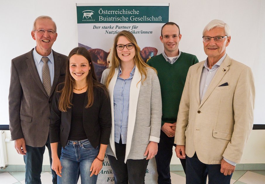 Der ÖBG-Vorstand Univ.-Prof. Dr. Walter Baumgartner (ganz links), Privatdozent Dr. Lorenz Khol (2. v. rechts) und Univ.-Prof. Dr. Maximilian Schuh (ganz rechts) gratulieren Veronika Brandstetter (2. v. links) und Nina Hamann (3. v. links). Foto © ÖBG