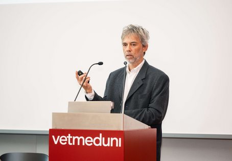 Florian Buchner (Nachhaltigkeitskoordinator, Klinische Abteilung für Pferdechirurgie), sprach über die Nachhaltigkeit an der Vetmeduni, deren Erfolge und Herausforderungen. 