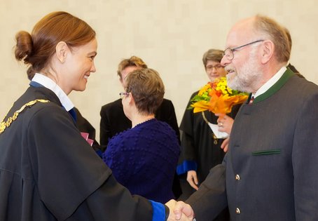 Sonja Hammerschmid, ehemalige Rektorin der Vetmeduni, verleiht die Ehrensenatorschaft an Erich M&ouml;stl im Zuge einer Akademischen Feier im Jahr 2014. 