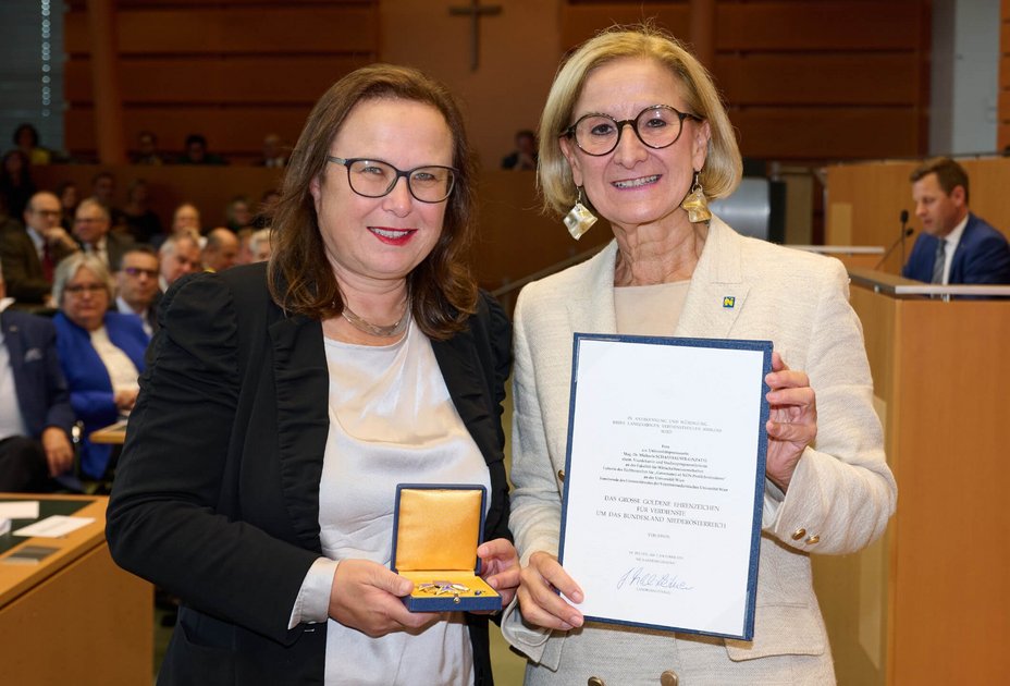 Landeshauptfrau Johanna Mikl-Leitner (re.) überreichte im feierlichen Rahmen das Große Goldene Ehrenzeichen für Verdienste um das Bundesland Niederösterreich an Michaela Schaffhauser-Linzatti, Vorsitzende des Universitätsrats der Vetmeduni. Foto: NLK Pfeiffer