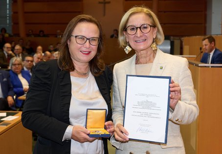 Landeshauptfrau Johanna Mikl-Leitner (re.) überreichte im feierlichen Rahmen das Große Goldene Ehrenzeichen für Verdienste um das Bundesland Niederösterreich an Michaela Schaffhauser-Linzatti, Vorsitzende des Universitätsrats der Vetmeduni. Foto: NLK Pfeiffer