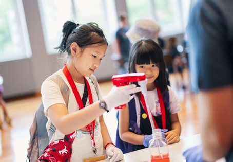 Die rege Teilnahme und das Interesse der Kinder zeigt, wie groß die Begeisterung des Nachwuchses für Forschung und Wissenschaft ist und dass die Vetmeduni eine wichtige Rolle für den Wissenstransfer übernimmt. Foto: T. Suchanek/Vetmeduni