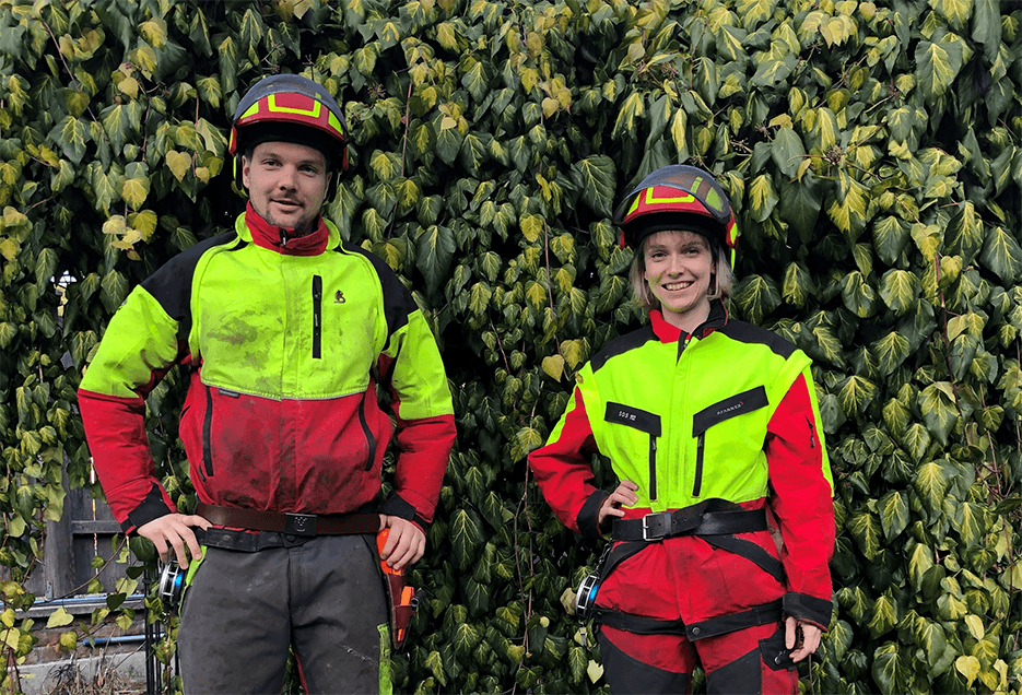 Isabella Mayer mit ihrem Bruder Christopher im Wald.