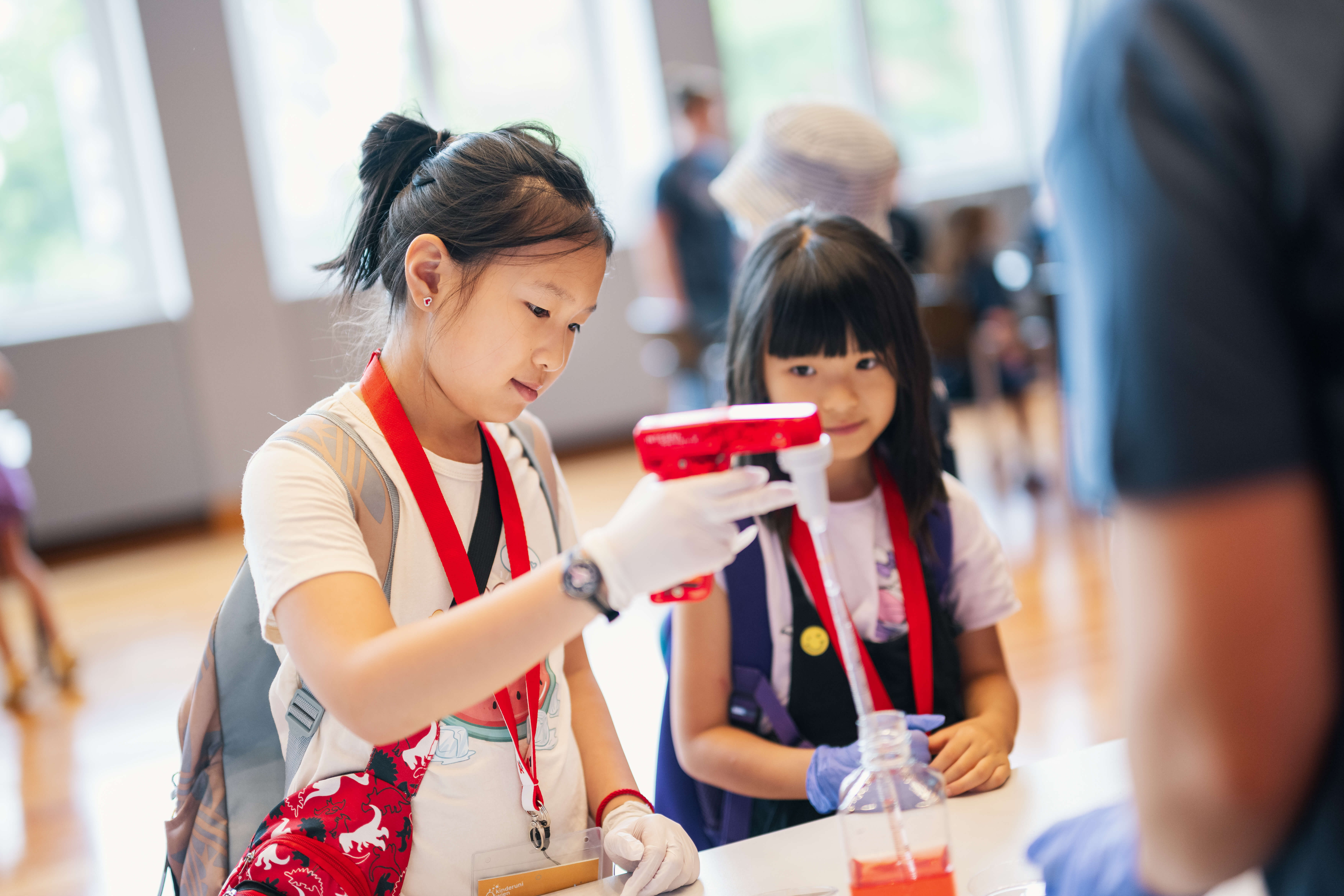 Die rege Teilnahme und das Interesse der Kinder zeigt, wie groß die Begeisterung des Nachwuchses für Forschung und Wissenschaft ist und dass die Vetmeduni eine wichtige Rolle für den Wissenstransfer übernimmt. Foto: T. Suchanek/Vetmeduni