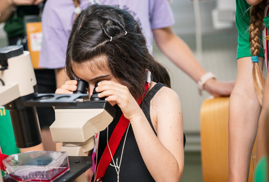 Kind bei der Kinderuni am Mikroskop, Foto: Thomas Suchanek/Vetmeduni