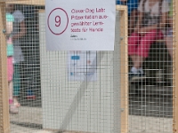 TdoT 2014 058  Tag der offenen Tür am Campus der Veterinärmedizinischen Universität Wien am 24. Mai 2014. Im Bild: MitarbeiterInnen des Clever Dog Labs (Messerli Forschungsinstitut) stellen unterschiedliche Lerntests für Hunde vor.